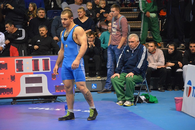 Смоленский борец Антон Власенков стал чемпионом турнира памяти Алексеюка